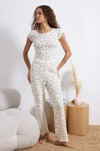 TRENDYOLMİLLA Ecru 100% Cotton Floral Lace Detailed Ribbed/Pointel Knitting Pajama Set - Image 2