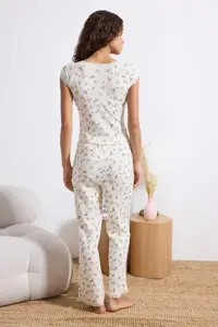 TRENDYOLMİLLA Ecru 100% Cotton Floral Lace Detailed Ribbed/Pointel Knitting Pajama Set - Image 4