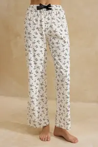TRENDYOLMİLLA White 100% Cotton Ribbon Patterned Piped Knitting Pajama Set - Image 7