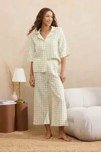 TRENDYOLMİLLA Green 100% Cotton Checkered Muslin Material Capri Weaving Pajama Set - Image 2