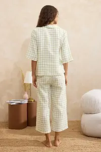 TRENDYOLMİLLA Green 100% Cotton Checkered Muslin Material Capri Weaving Pajama Set - Image 4