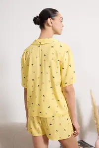 TRENDYOLMİLLA Yellow Flower and Ribbon/Bow Patterned Viscose Weaving Pajama Set - Image 4
