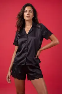 TRENDYOLMİLLA Black Lace Detailed Satin OF shorts Weaving Pajama Set - Image 2