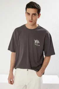 MAN Anthracite Oversized/Wide Cut Far East Printed 100% Cotton T-Shirt - Image 4