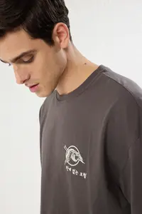 MAN Anthracite Oversized/Wide Cut Far East Printed 100% Cotton T-Shirt - Image 5