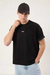 MAN Black Oversized / Wide Cut Metal Label Detailed interlock T-Shirt