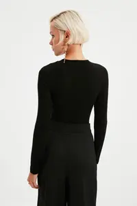 TRENDYOLMİLLA Black Deep V-Neck snaps Knitting Bodysuit .D.0084 - Image 5