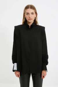 TRENDYOLMİLLA X Sagaza Studio Black Ruffle Detailed Weaving Poplin Shirt