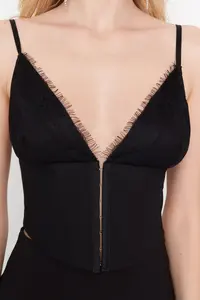 TRENDYOLMİLLA Black Crop Lined Agrafli Weaving Lace Bustier - Image 4