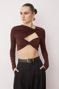 TRENDYOLMİLLA Brown Crop Lined Window/Cut Out Detailed Blouse