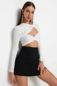 TRENDYOLMİLLA Ecru Crop Lined Window/Cut Out Detailed Blouse - Image 3