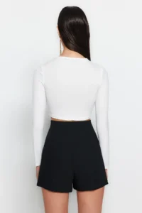 TRENDYOLMİLLA Ecru Crop Lined Window/Cut Out Detailed Blouse - Image 7