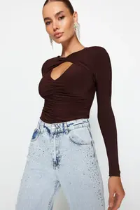 TRENDYOLMİLLA Brown Cut Out/Window Detailed Knitting Bodysuit .D.00001 - Image 2
