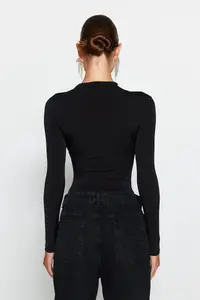 TRENDYOLMİLLA Black Fitted Collar Detailed Bodysuit .D.00008 - Image 7