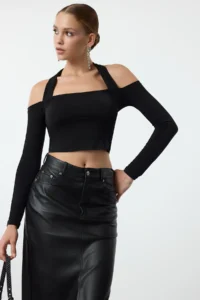 TRENDYOLMİLLA Black Square Neck Crop Knitting Blouse - Image 2