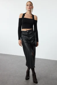 TRENDYOLMİLLA Black Square Neck Crop Knitting Blouse - Image 3