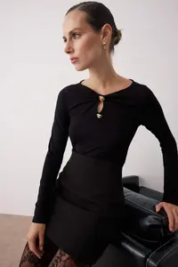 TRENDYOLMİLLA Black Gold Accessory Detailed Boat Neck Knitting Bodysuit .D.00014 - Image 3