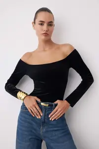 TRENDYOLMİLLA Black Carmen Collar Knitting Velvet Party Bodysuit .D.00015