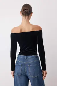TRENDYOLMİLLA Black Carmen Collar Knitting Velvet Party Bodysuit .D.00015 - Image 4