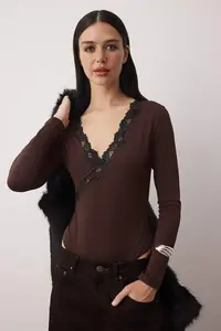 TRENDYOLMİLLA Brown Lace striped V-neck Knitting Bodysuit .D.00018