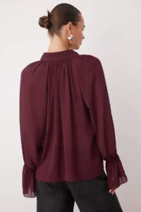 TRENDYOLMİLLA Koyu Burgundy Barbell Neck Unlined Transparan Weaving Party Blouse - Image 4