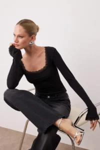 TRENDYOLMİLLA Black Lace Detailed Square Neck Knitting Party Blouse