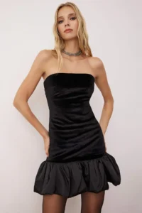 TRENDYOLMİLLA Black Satin Balloon Skirt Detailed Velvet Strapless Dress - Image 3