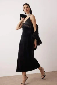 TRENDYOLMİLLA Black Velvet Satin and Lace Detailed her dress - Image 2