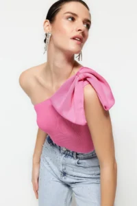 TRENDYOLMİLLA Pink Single Arm Bow Detailed Knitwear Blouse - Image 2