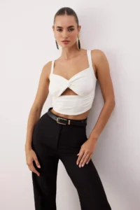 TRENDYOLMİLLA White Crop Window/Cut Out Detailed Knitting Blouse