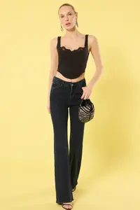 TRENDYOLMİLLA Black Crop Lace Detailed Weaving Chic Bustier - Image 3