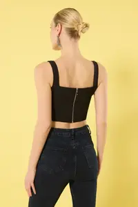 TRENDYOLMİLLA Black Crop Lace Detailed Weaving Chic Bustier - Image 5