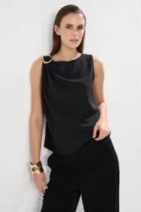 TRENDYOLMİLLA Black Accessory Detailed Weaving Blouse