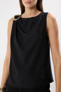 TRENDYOLMİLLA Black Accessory Detailed Weaving Blouse - Image 3