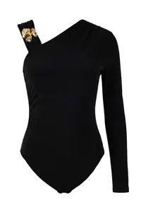 TRENDYOLMİLLA Limited Edition Black Accessory Detailed Asymmetric Yaka Knitting Party Bodysuit .D.00001 - Image 5