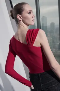 TRENDYOLMİLLA Limited Edition Red Accessory Detailed Asymmetric Yaka Knitting Party Bodysuit .D.00001 - Image 3