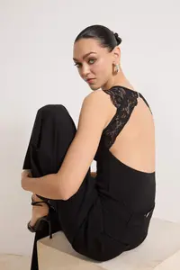 TRENDYOLMİLLA Black Lace Detailed Low-cut back Knitting Bodysuit .D.00011