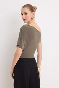 TRENDYOLMİLLA Khaki Asymmetric Yaka Accessory Detailed Party Blouse .D.00013 - Image 4