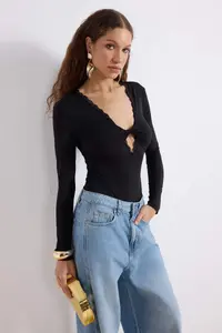 TRENDYOLMİLLA Black Deep V-neck Lace Garnili Knitting Party Bodysuit .D.00017