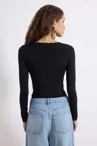 TRENDYOLMİLLA Black Deep V-neck Lace Garnili Knitting Party Bodysuit .D.00017 - Image 4