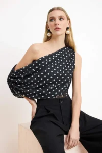 TRENDYOLMİLLA Black-White Asymmetric Yaka Polka Dot Party Blouse - Image 2