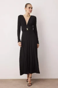 TRENDYOLMİLLA Black Accessory Detailed padded V-neck Knitting Dress