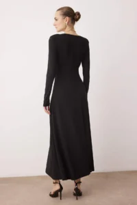TRENDYOLMİLLA Black Accessory Detailed padded V-neck Knitting Dress - Image 4