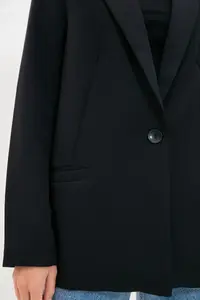 TRENDYOLMİLLA Black Regular Lining Detailed Weaving Blazer Jacket - Image 4