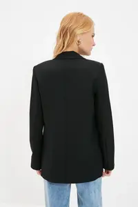 TRENDYOLMİLLA Black Regular Lining Detailed Weaving Blazer Jacket - Image 5