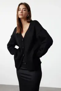 TRENDYOLMİLLA Black Basic Soft textured Knitwear Cardigan