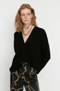 TRENDYOLMİLLA Black Wide Pattern V-neck Knitwear Cardigan