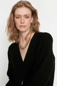 TRENDYOLMİLLA Black Wide Pattern V-neck Knitwear Cardigan - Image 3