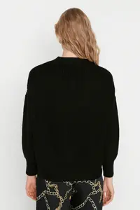 TRENDYOLMİLLA Black Wide Pattern V-neck Knitwear Cardigan - Image 5