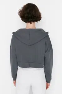 TRENDYOLMİLLA Anthracite Basic Zippered Hooded Crop Thick Fleece Lined Knitting Sweatshirt - Image 5